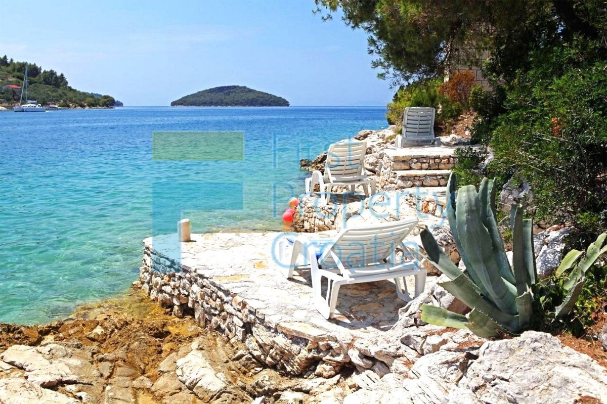 KO1696 - Mali obiteljski hotel odmah iznad mora, Korčula, na prodaju