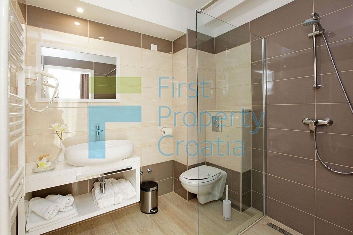 KO1696 - Mali obiteljski hotel odmah iznad mora, Korčula, na prodaju