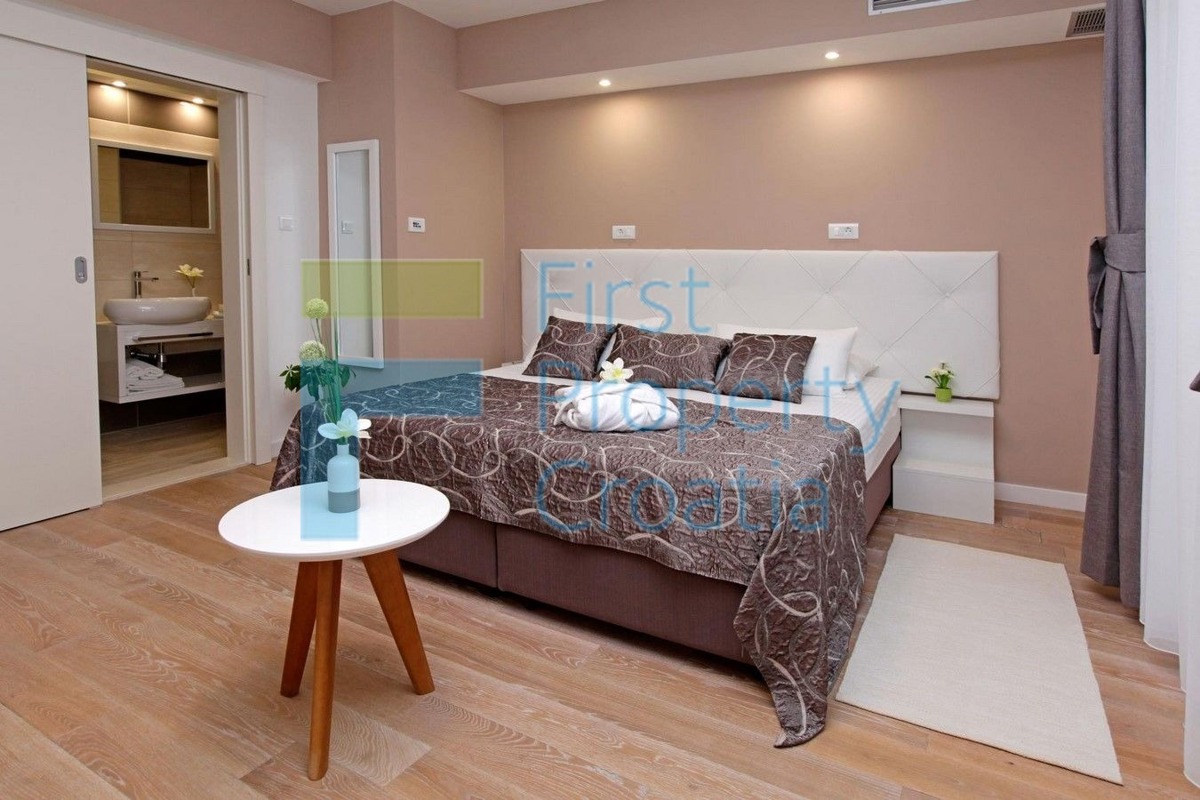 KO1696 - Mali obiteljski hotel odmah iznad mora, Korčula, na prodaju