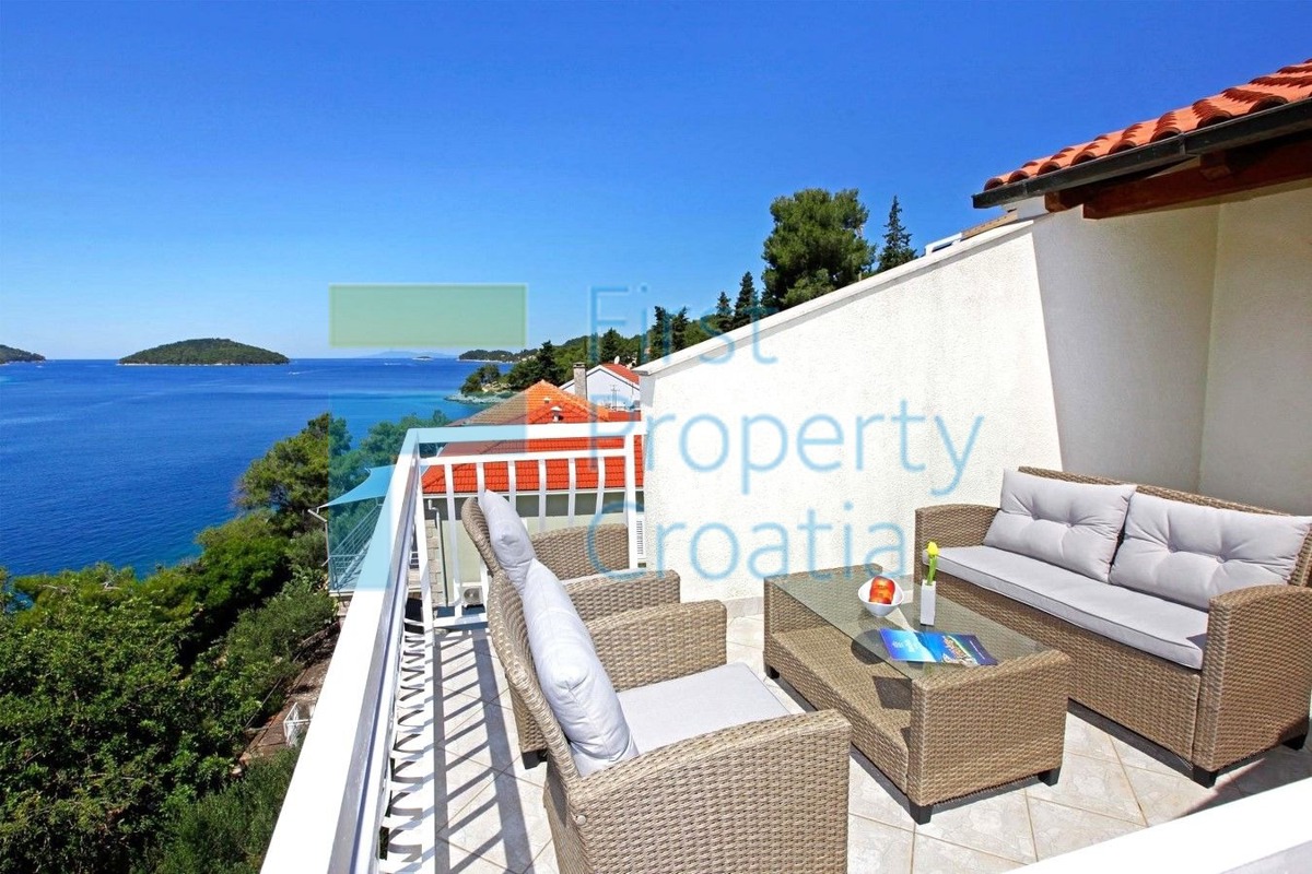 KO1696 - Mali obiteljski hotel odmah iznad mora, Korčula, na prodaju