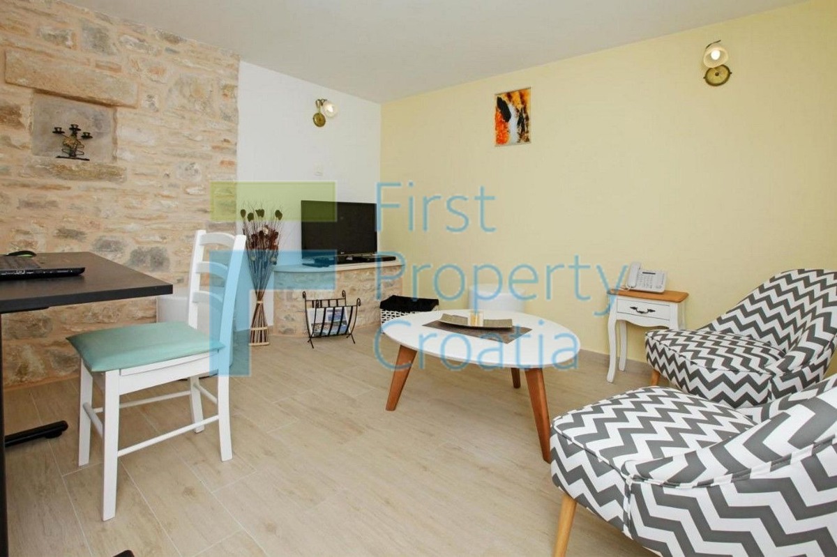 KO1696 - Mali obiteljski hotel odmah iznad mora, Korčula, na prodaju