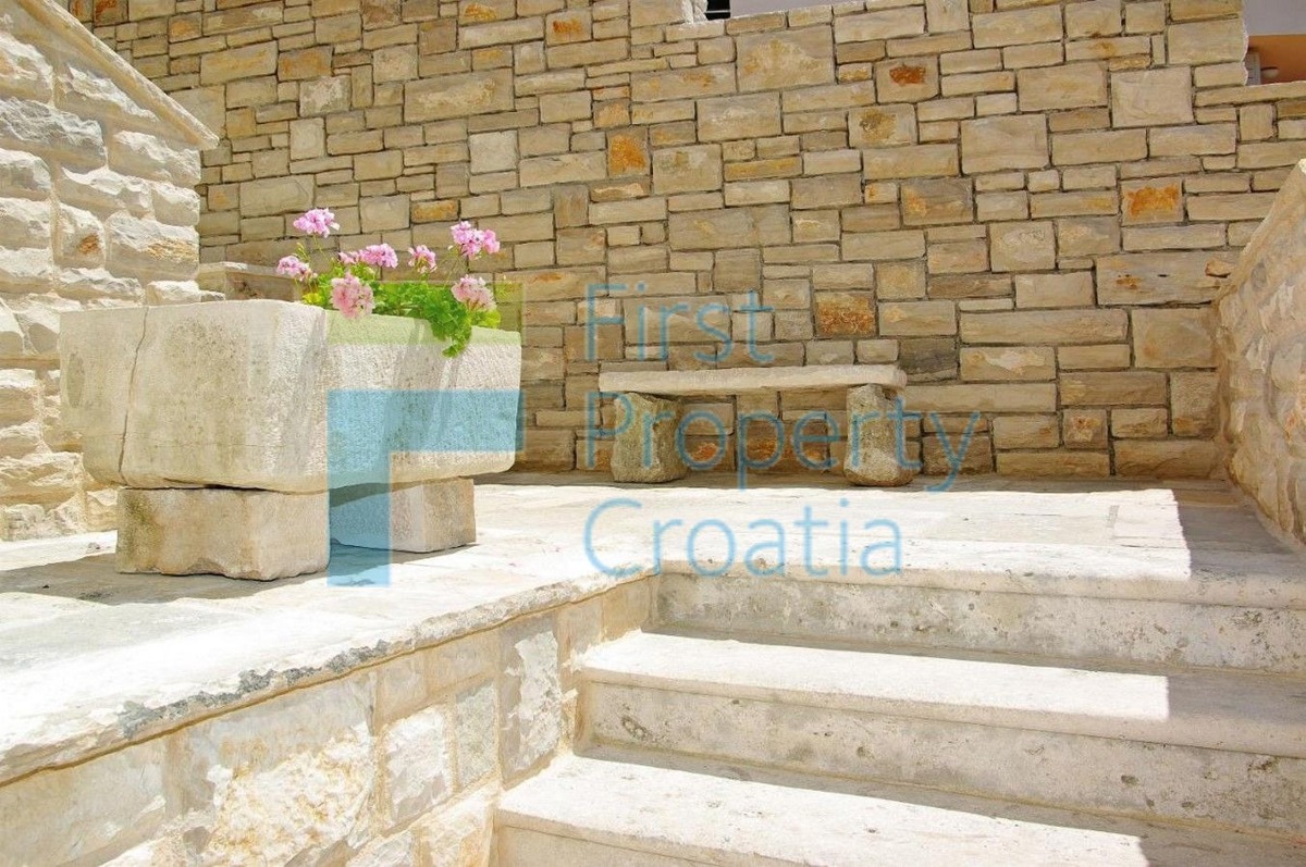 KO1696 - Mali obiteljski hotel odmah iznad mora, Korčula, na prodaju