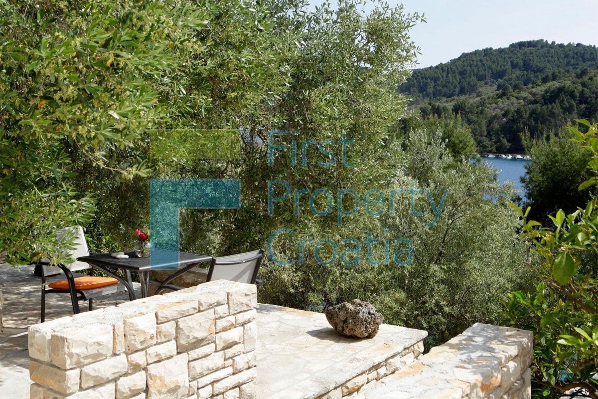 KO1696 - Mali obiteljski hotel odmah iznad mora, Korčula, na prodaju