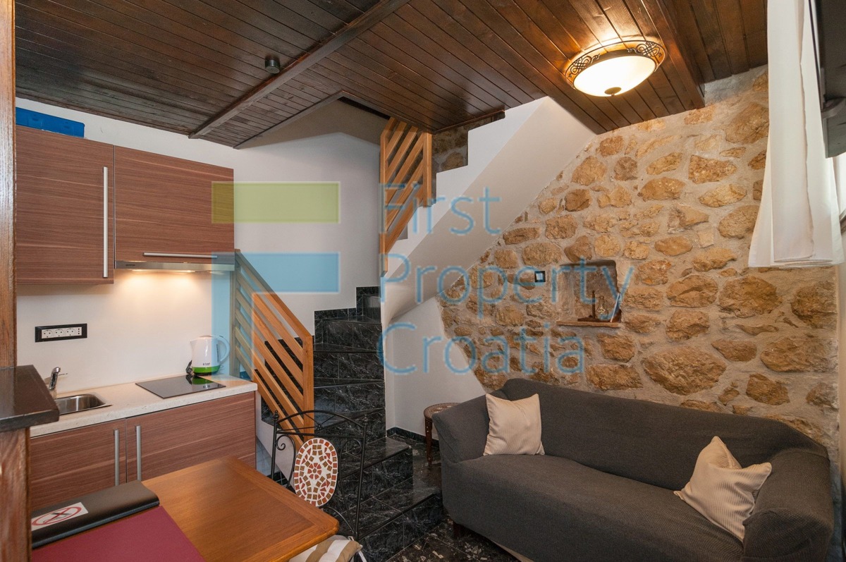 OM1341 - Apartmanska kuća 70m od plaže, Omiška rivijera, na prodaju