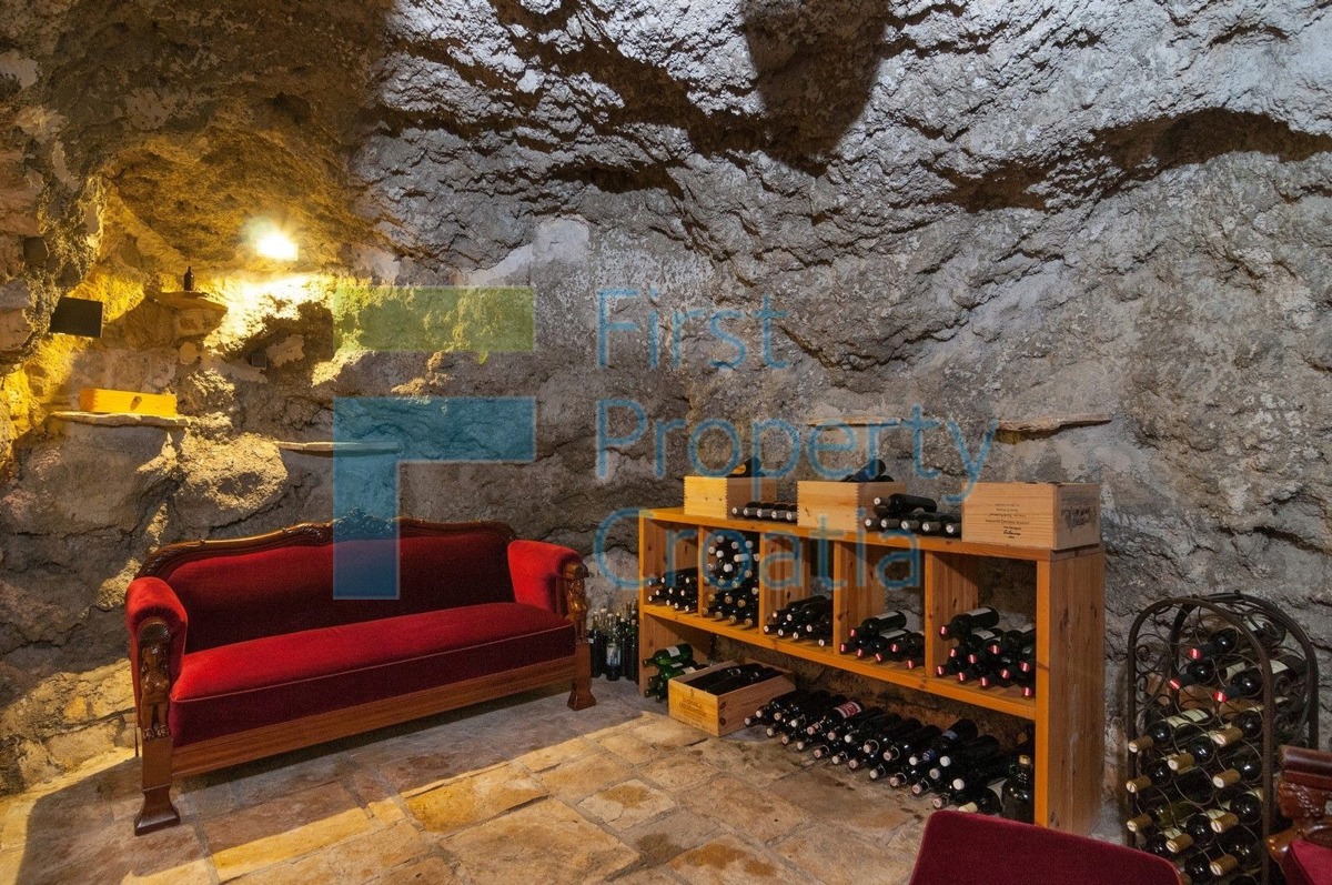 OM1341 - Apartmanska kuća 70m od plaže, Omiška rivijera, na prodaju