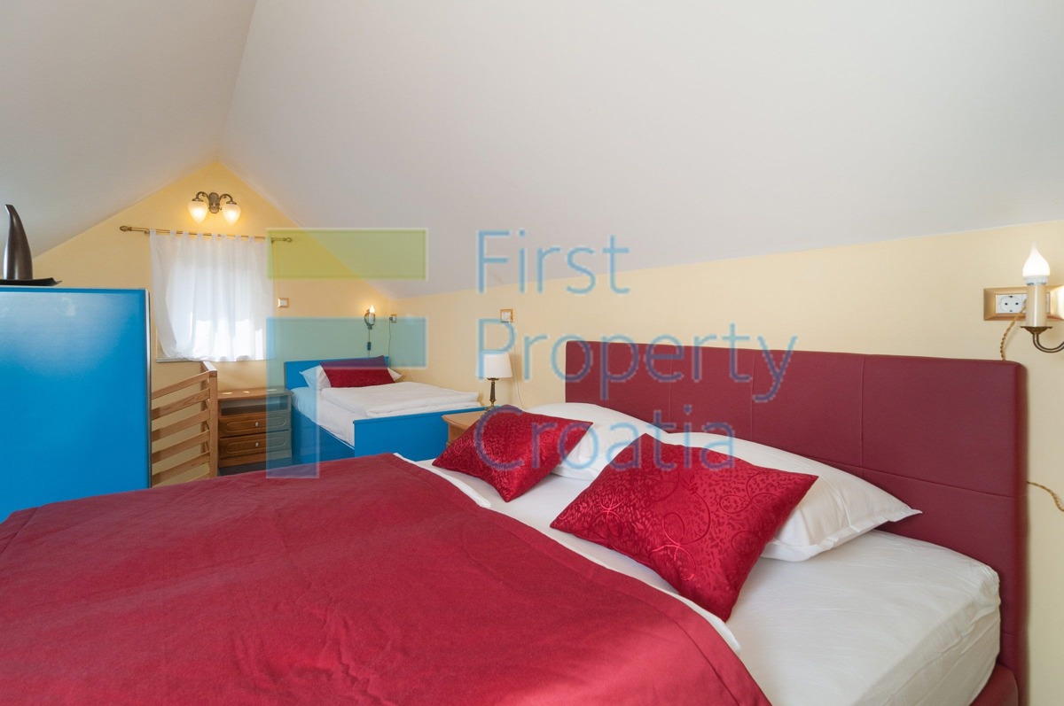 OM1341 - Apartmanska kuća 70m od plaže, Omiška rivijera, na prodaju