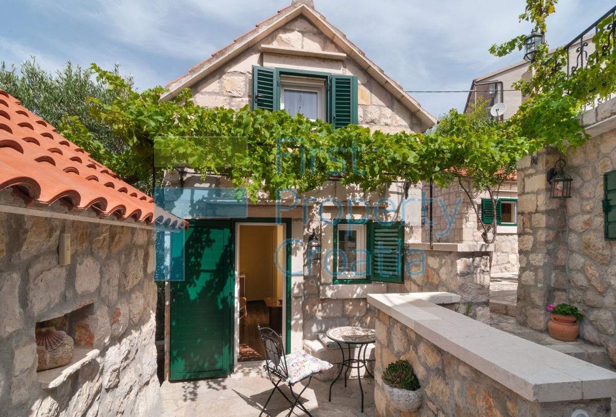 OM1341 - Apartmanska kuća 70m od plaže, Omiška rivijera, na prodaju