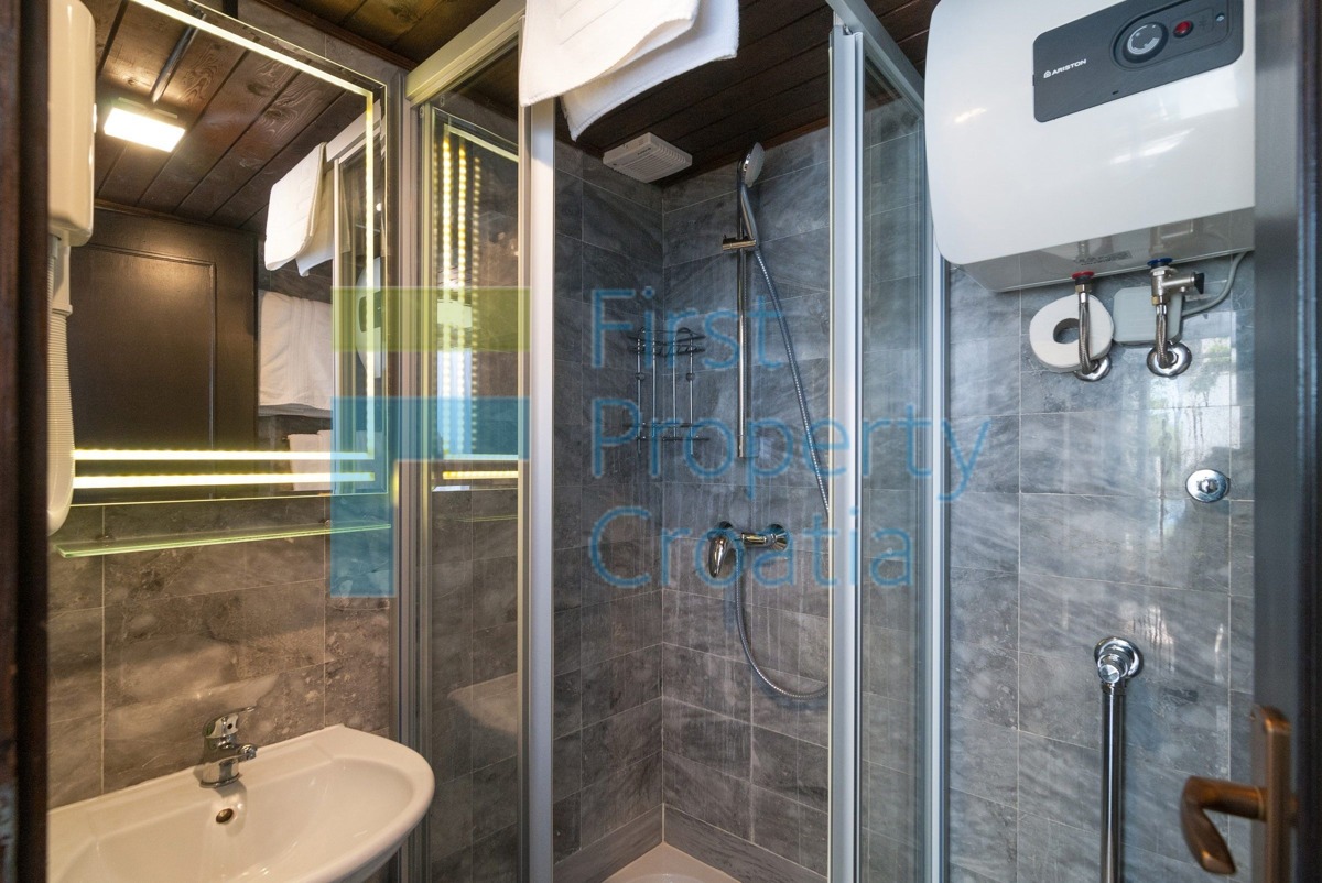 OM1341 - Apartmanska kuća 70m od plaže, Omiška rivijera, na prodaju