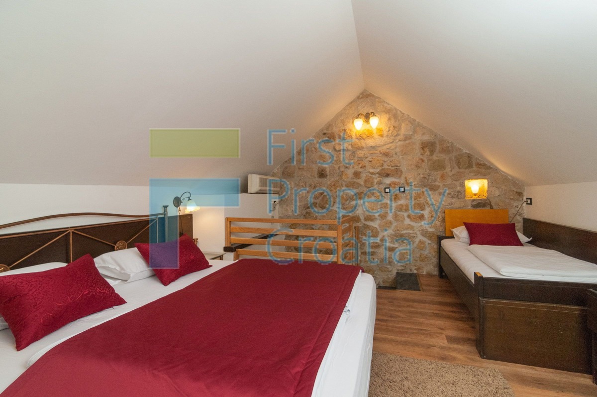 OM1341 - Apartmanska kuća 70m od plaže, Omiška rivijera, na prodaju