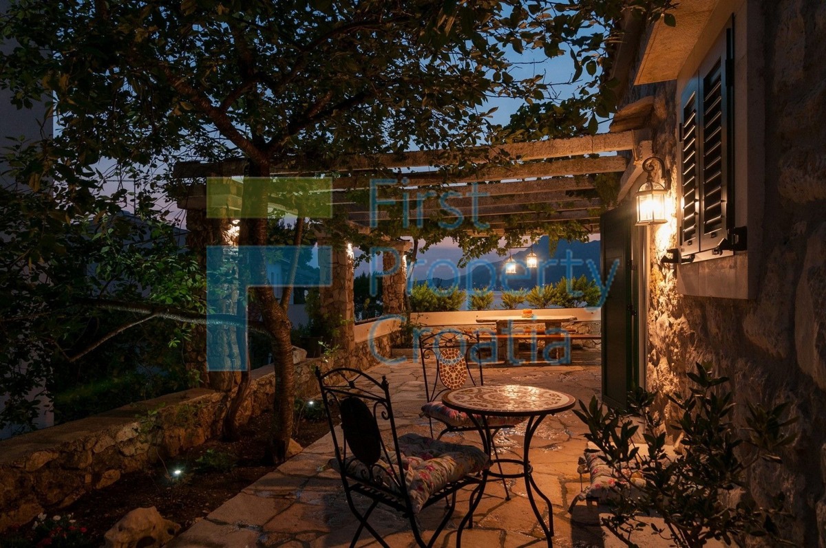 OM1341 - Apartmanska kuća 70m od plaže, Omiška rivijera, na prodaju