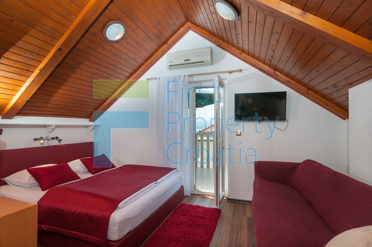 OM1341 - Apartmanska kuća 70m od plaže, Omiška rivijera, na prodaju