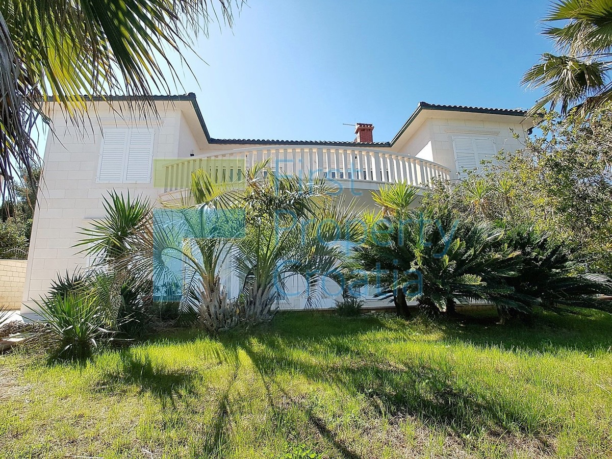 BR1287 - Prostrana vila u prvom redu do mora, Brač, na prodaju