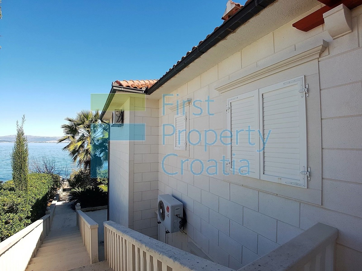 BR1287 - Prostrana vila u prvom redu do mora, Brač, na prodaju