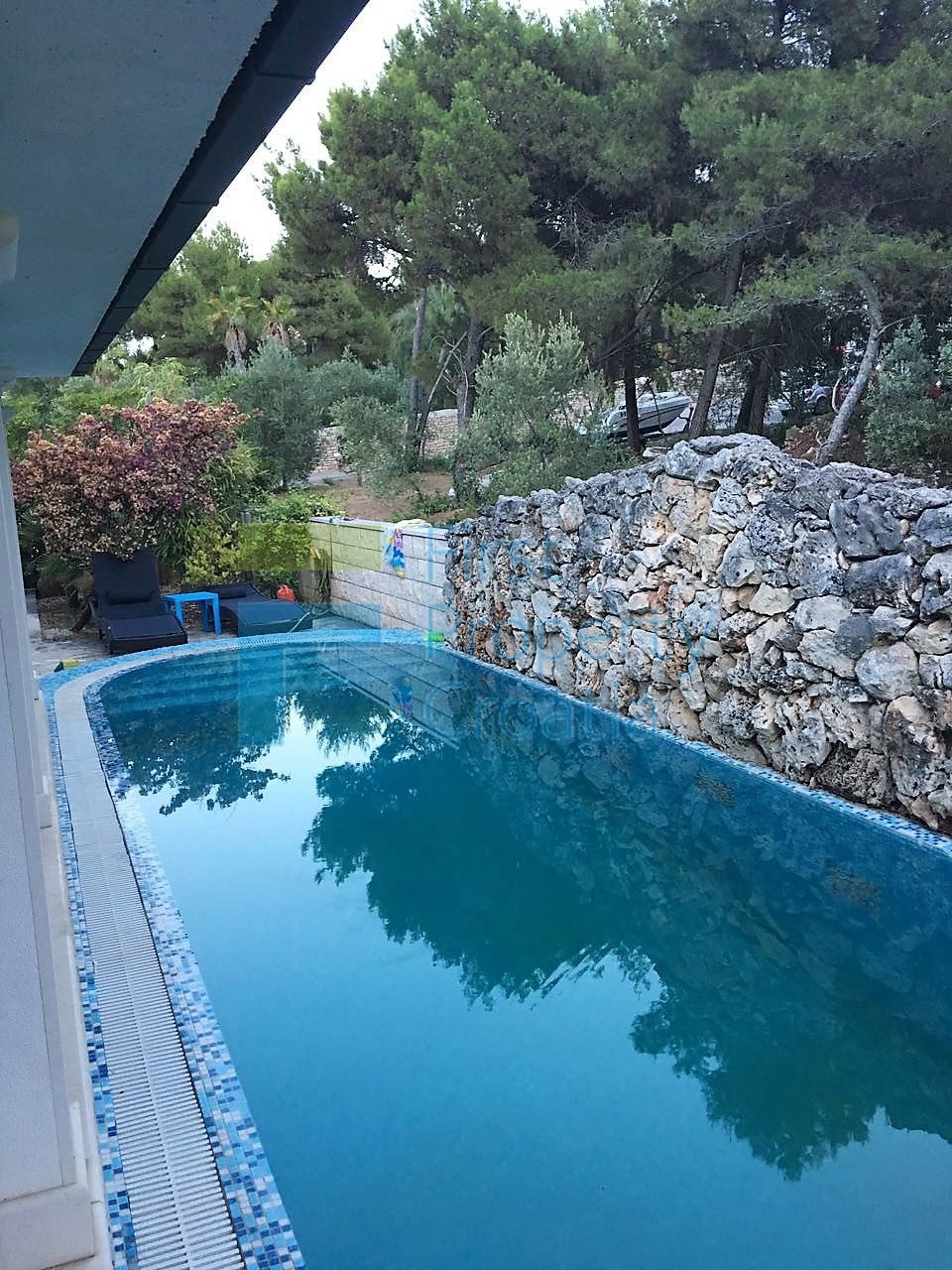 BR1287 - Prostrana vila u prvom redu do mora, Brač, na prodaju