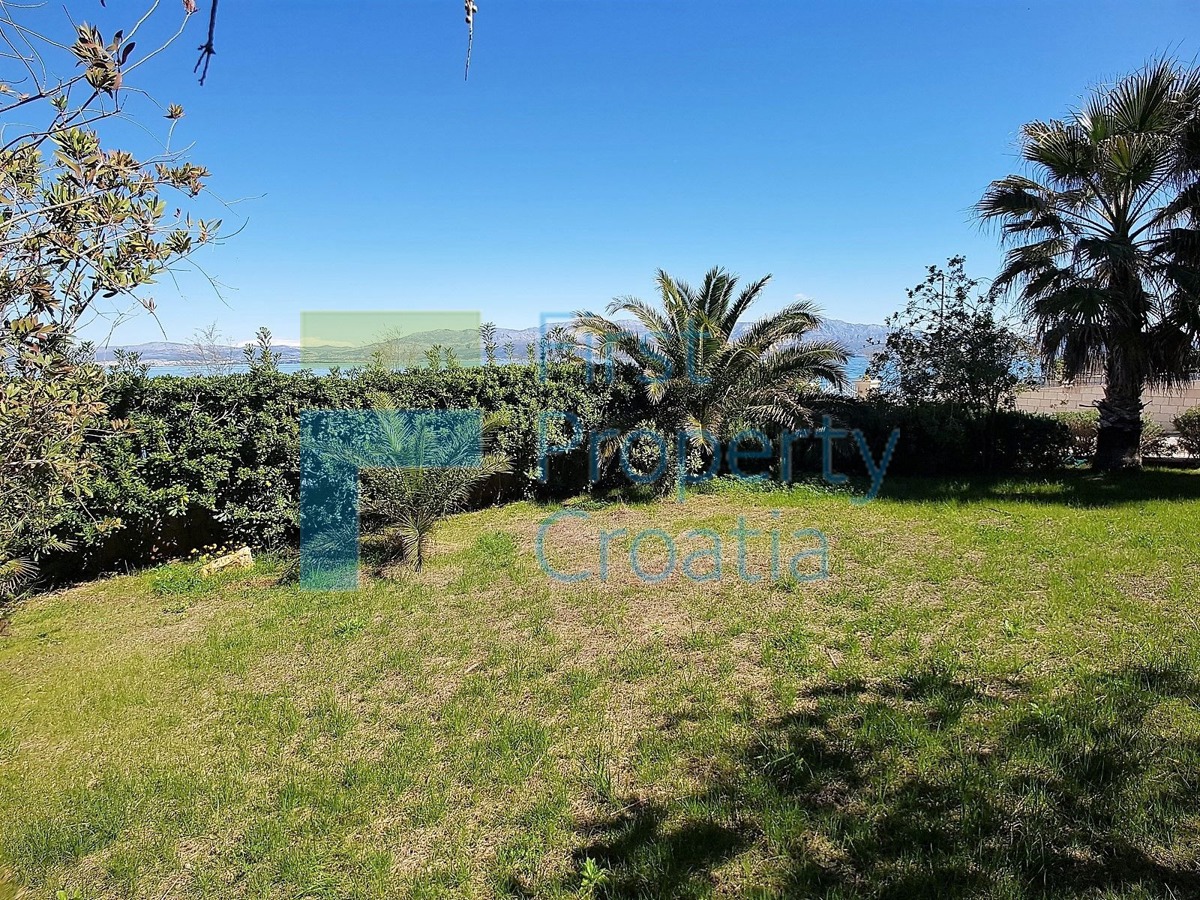 BR1287 - Prostrana vila u prvom redu do mora, Brač, na prodaju