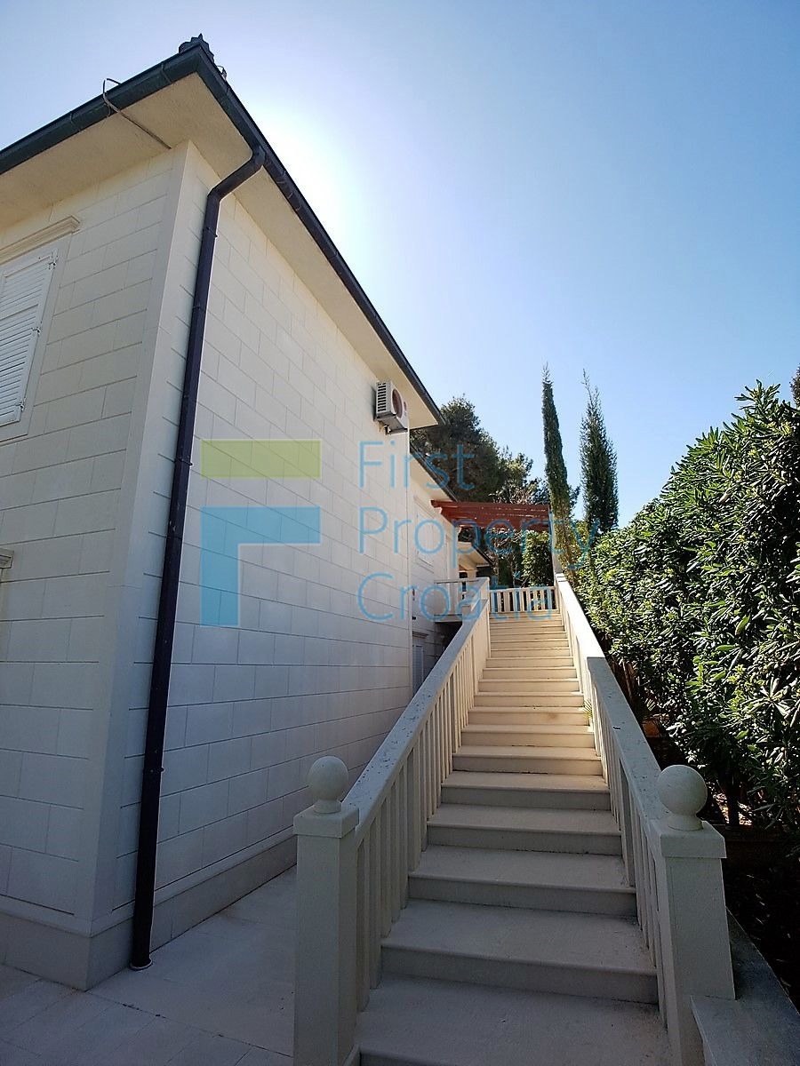 BR1287 - Prostrana vila u prvom redu do mora, Brač, na prodaju