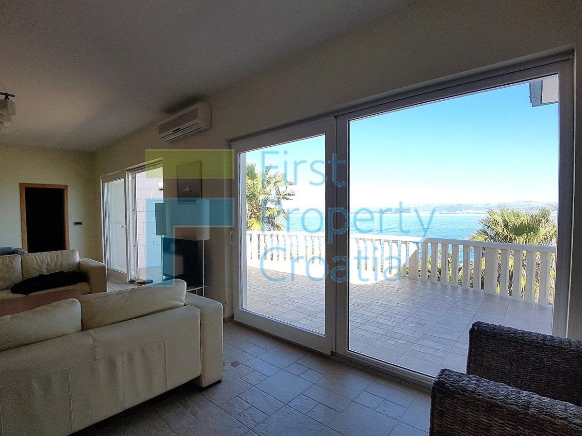 BR1287 - Prostrana vila u prvom redu do mora, Brač, na prodaju