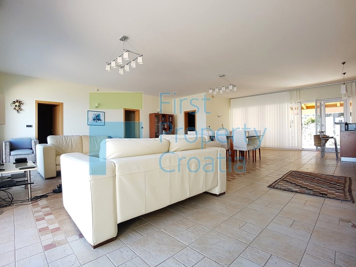 BR1287 - Prostrana vila u prvom redu do mora, Brač, na prodaju