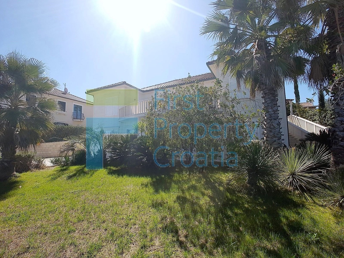 BR1287 - Prostrana vila u prvom redu do mora, Brač, na prodaju