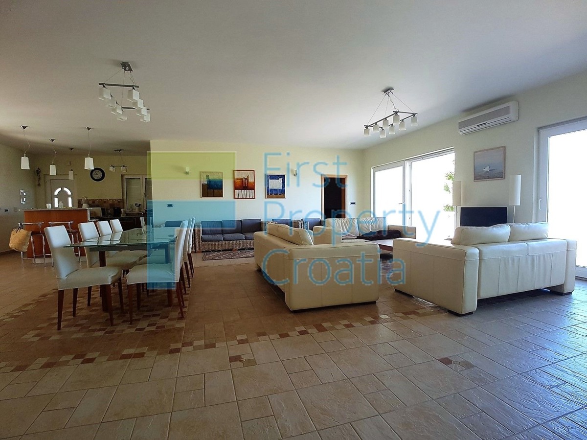 BR1287 - Prostrana vila u prvom redu do mora, Brač, na prodaju