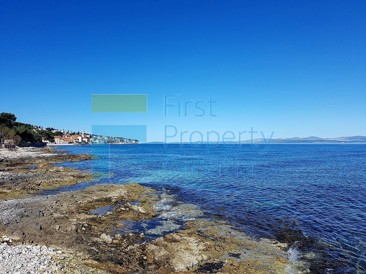 BR1287 - Prostrana vila u prvom redu do mora, Brač, na prodaju