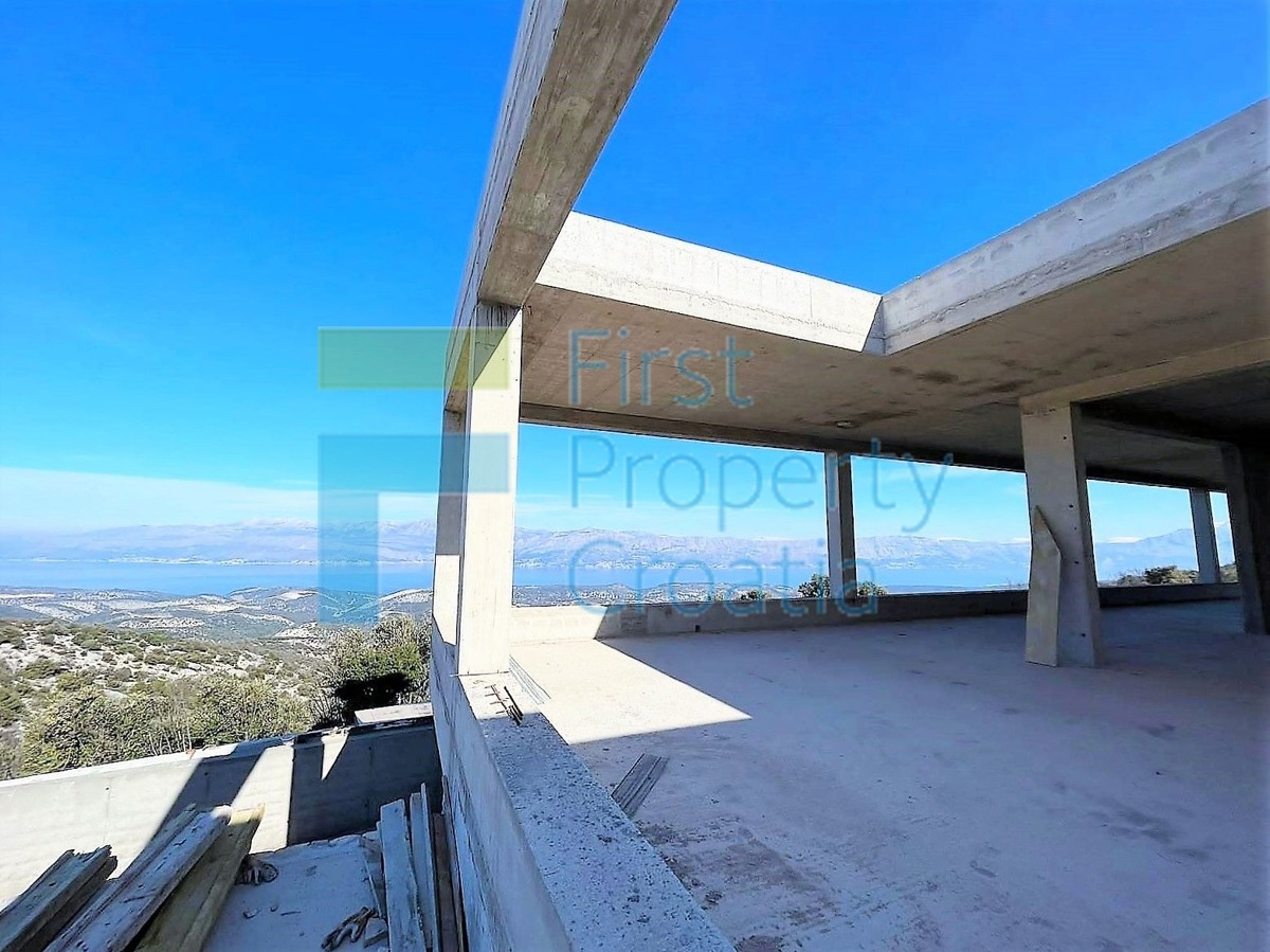 BR1672 - Vile u izgradnji na parceli sa privatnošću, Brač, na prodaju