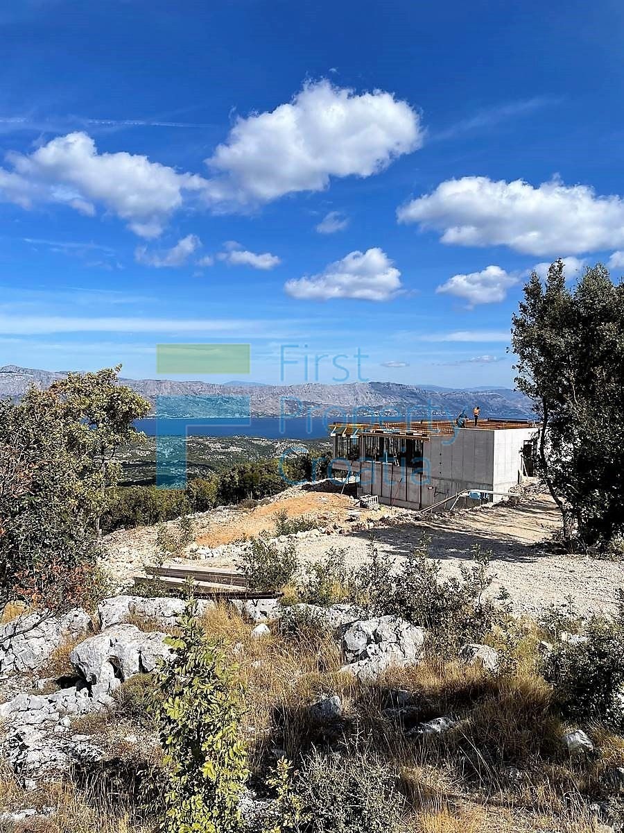 BR1672 - Vile u izgradnji na parceli sa privatnošću, Brač, na prodaju