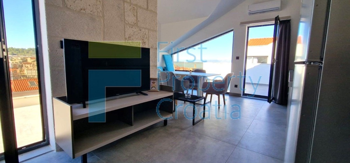 BR1707 - Moderni apartman s dvije velike terase, Brač, na prodaju