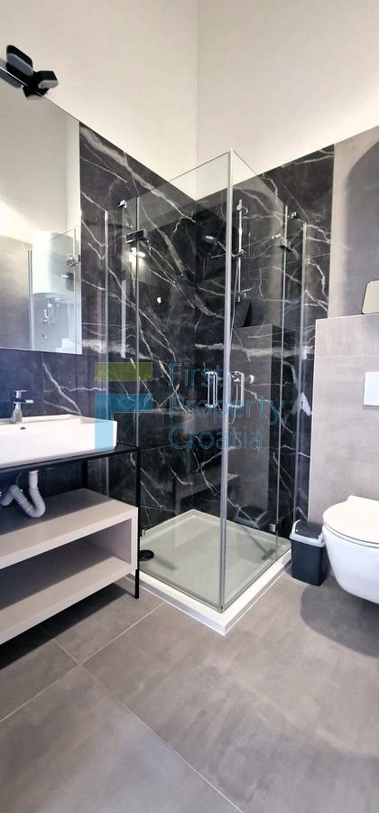 BR1707 - Moderni apartman s dvije velike terase, Brač, na prodaju