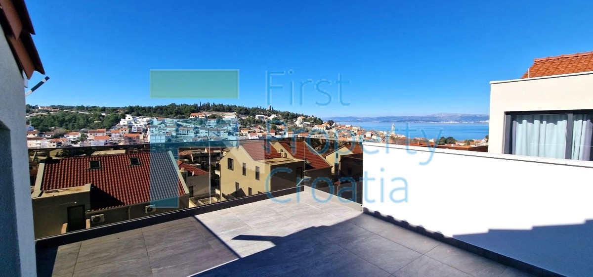 BR1707 - Moderni apartman s dvije velike terase, Brač, na prodaju