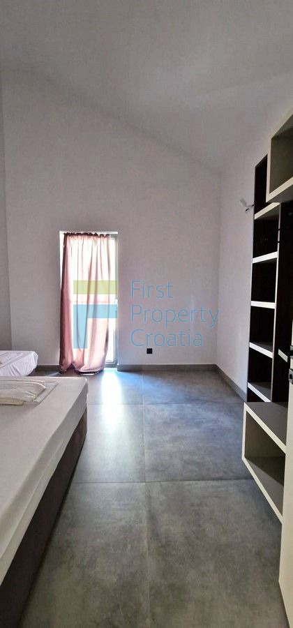 BR1707 - Moderni apartman s dvije velike terase, Brač, na prodaju