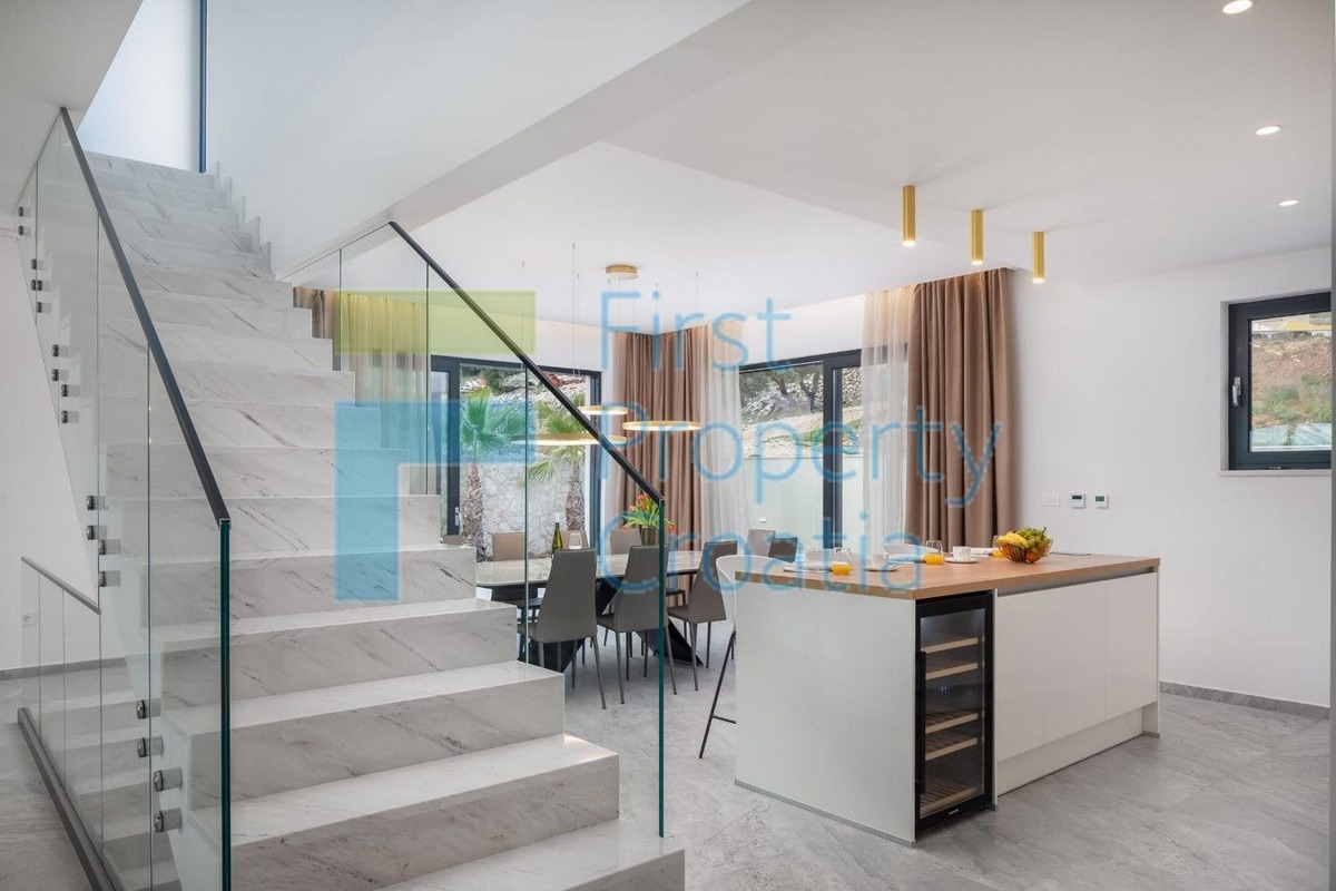 TG1655 - Vila s direktnim putem do mora, okolica Trogira, na prodaju