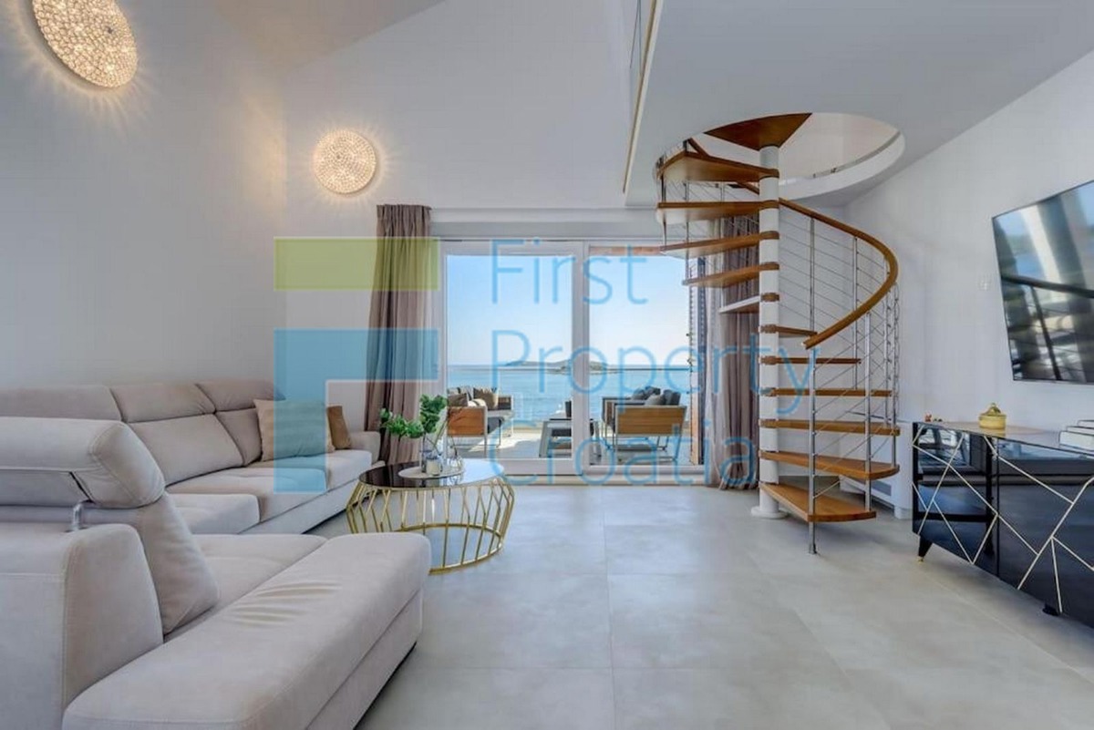 RG1639 - Raskošna vila samo 50 metara od mora, Rogoznica, na prodaju