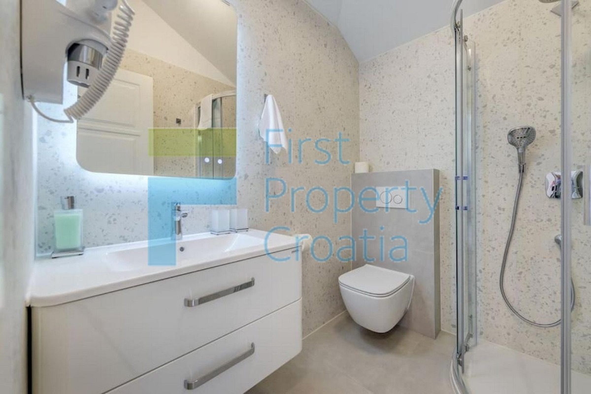 RG1639 - Raskošna vila samo 50 metara od mora, Rogoznica, na prodaju