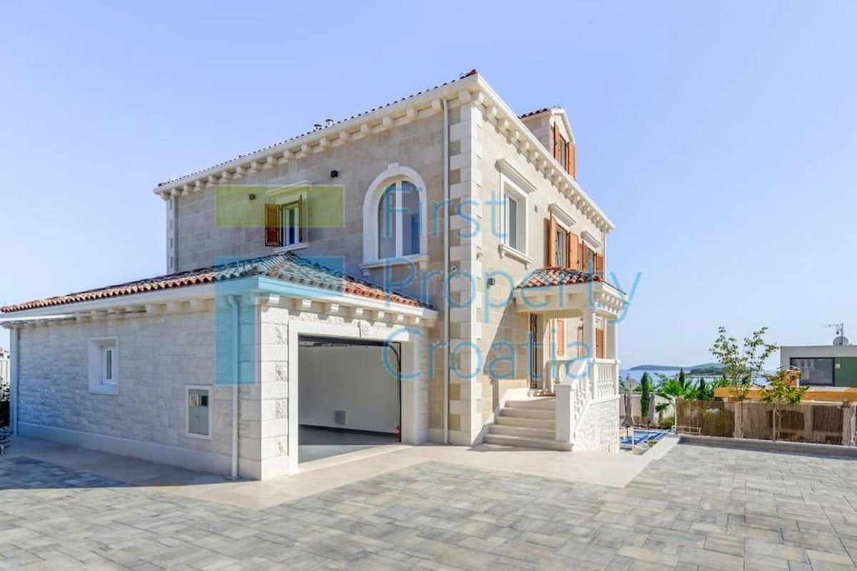 RG1639 - Raskošna vila samo 50 metara od mora, Rogoznica, na prodaju