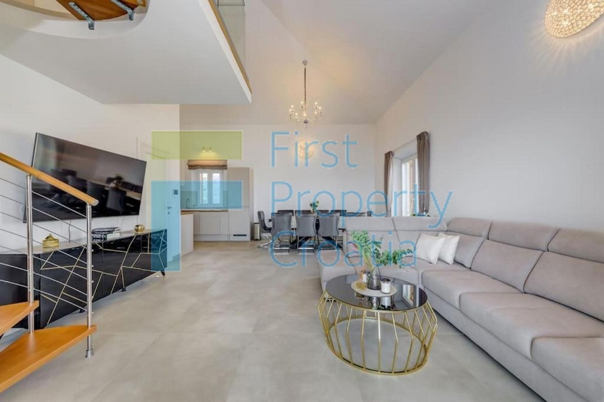 RG1639 - Raskošna vila samo 50 metara od mora, Rogoznica, na prodaju