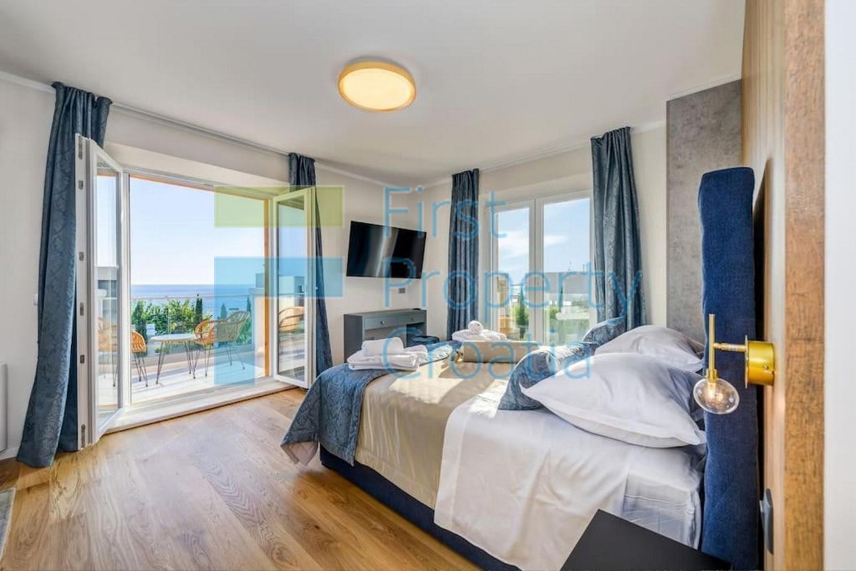 RG1639 - Raskošna vila samo 50 metara od mora, Rogoznica, na prodaju