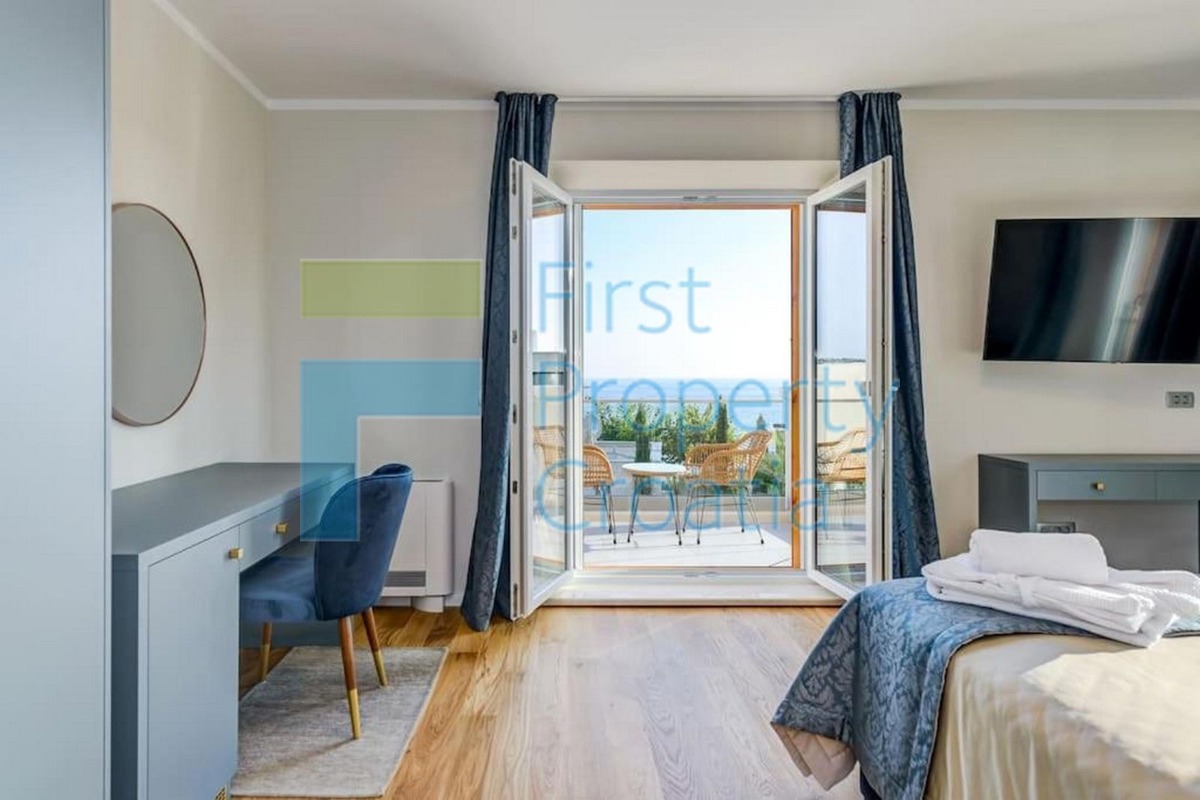 RG1639 - Raskošna vila samo 50 metara od mora, Rogoznica, na prodaju