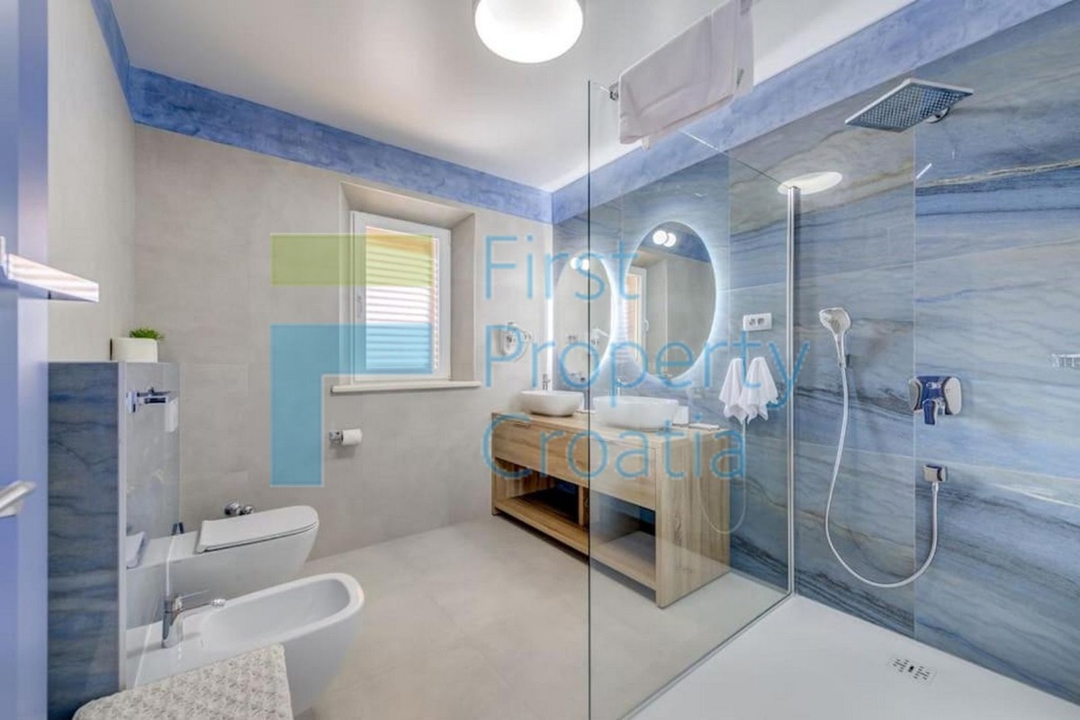 RG1639 - Raskošna vila samo 50 metara od mora, Rogoznica, na prodaju