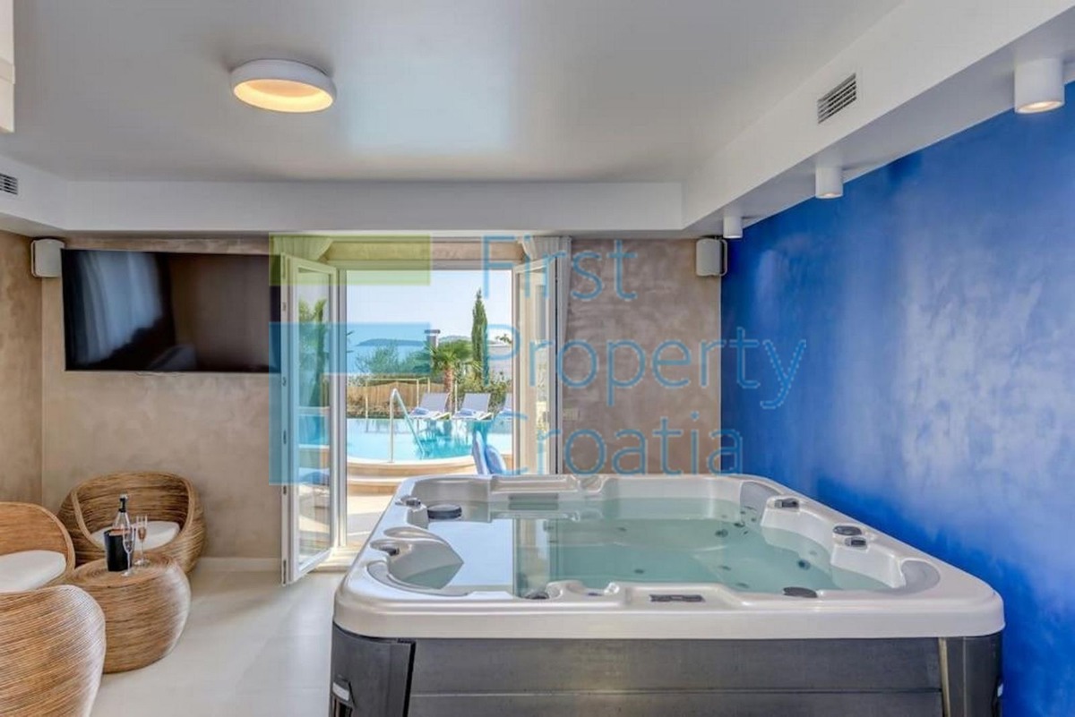 RG1639 - Raskošna vila samo 50 metara od mora, Rogoznica, na prodaju