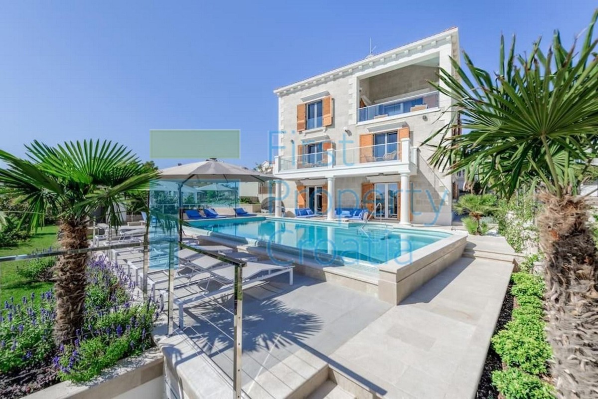 RG1639 - Raskošna vila samo 50 metara od mora, Rogoznica, na prodaju