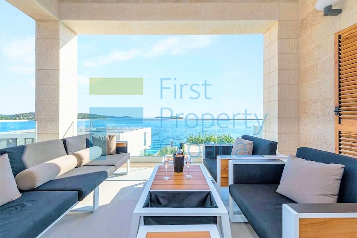 RG1639 - Raskošna vila samo 50 metara od mora, Rogoznica, na prodaju