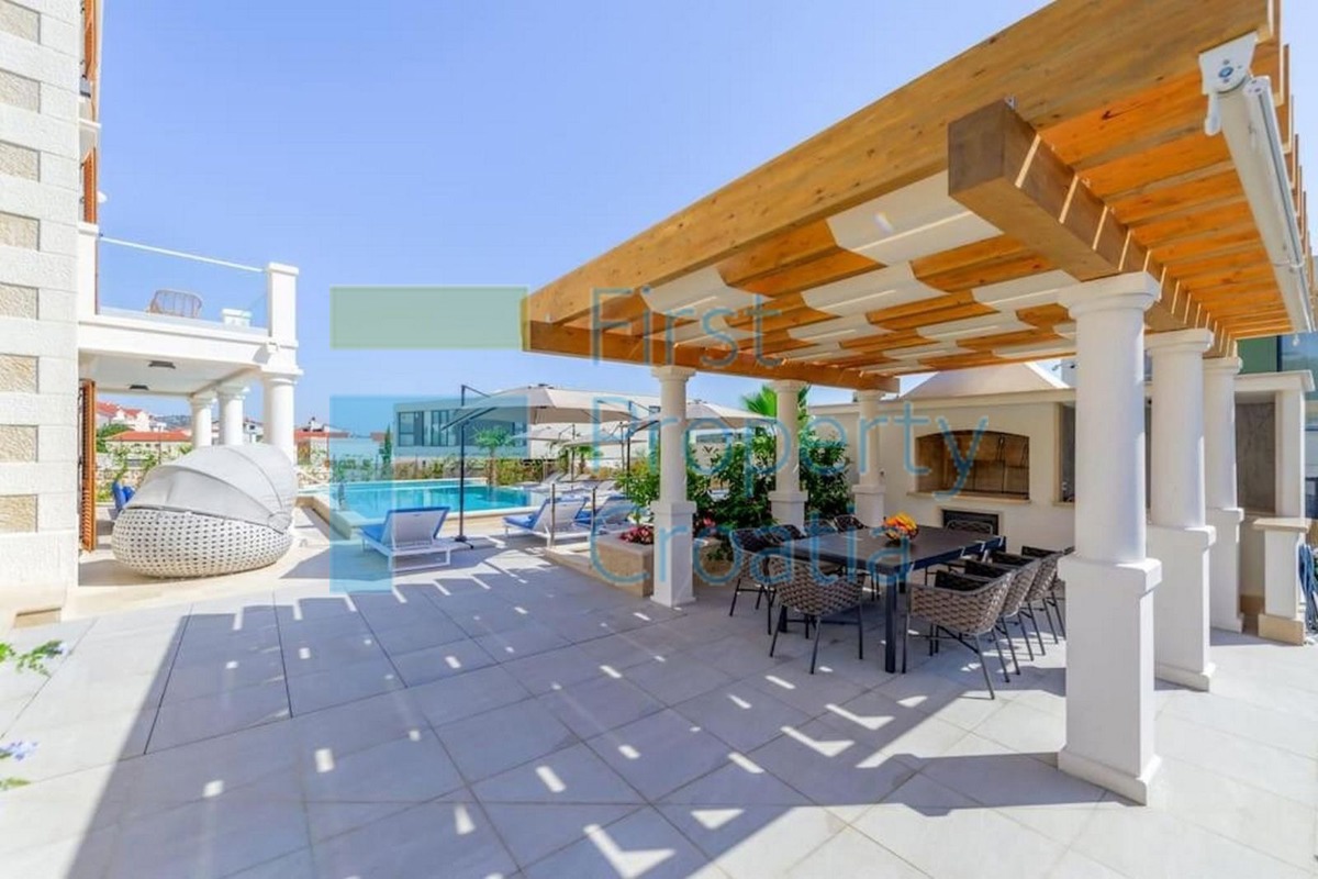 RG1639 - Raskošna vila samo 50 metara od mora, Rogoznica, na prodaju