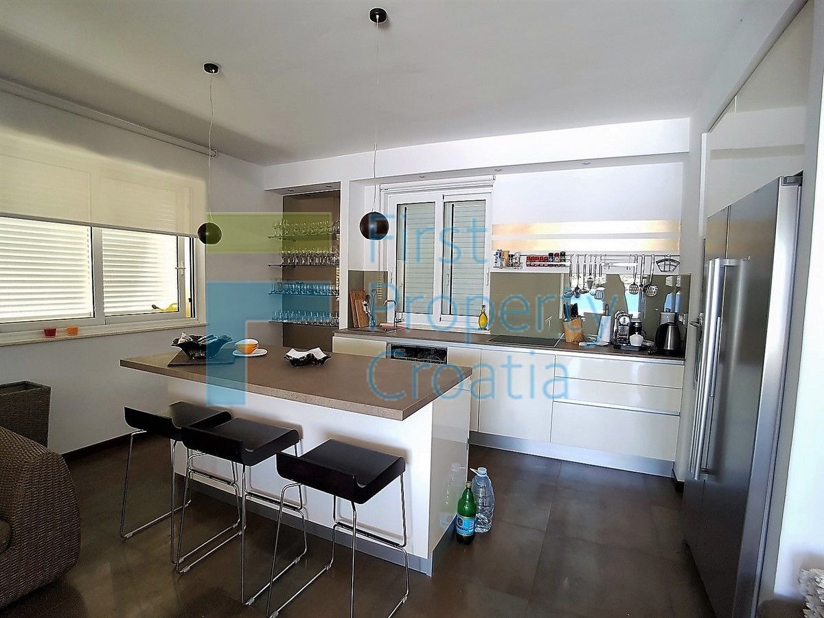 RG1406 – Vila prvi red do mora u okolici Rogoznice, na prodaju