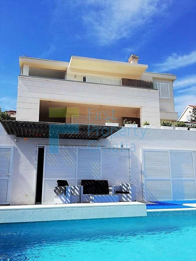 RG1406 – Vila prvi red do mora u okolici Rogoznice, na prodaju