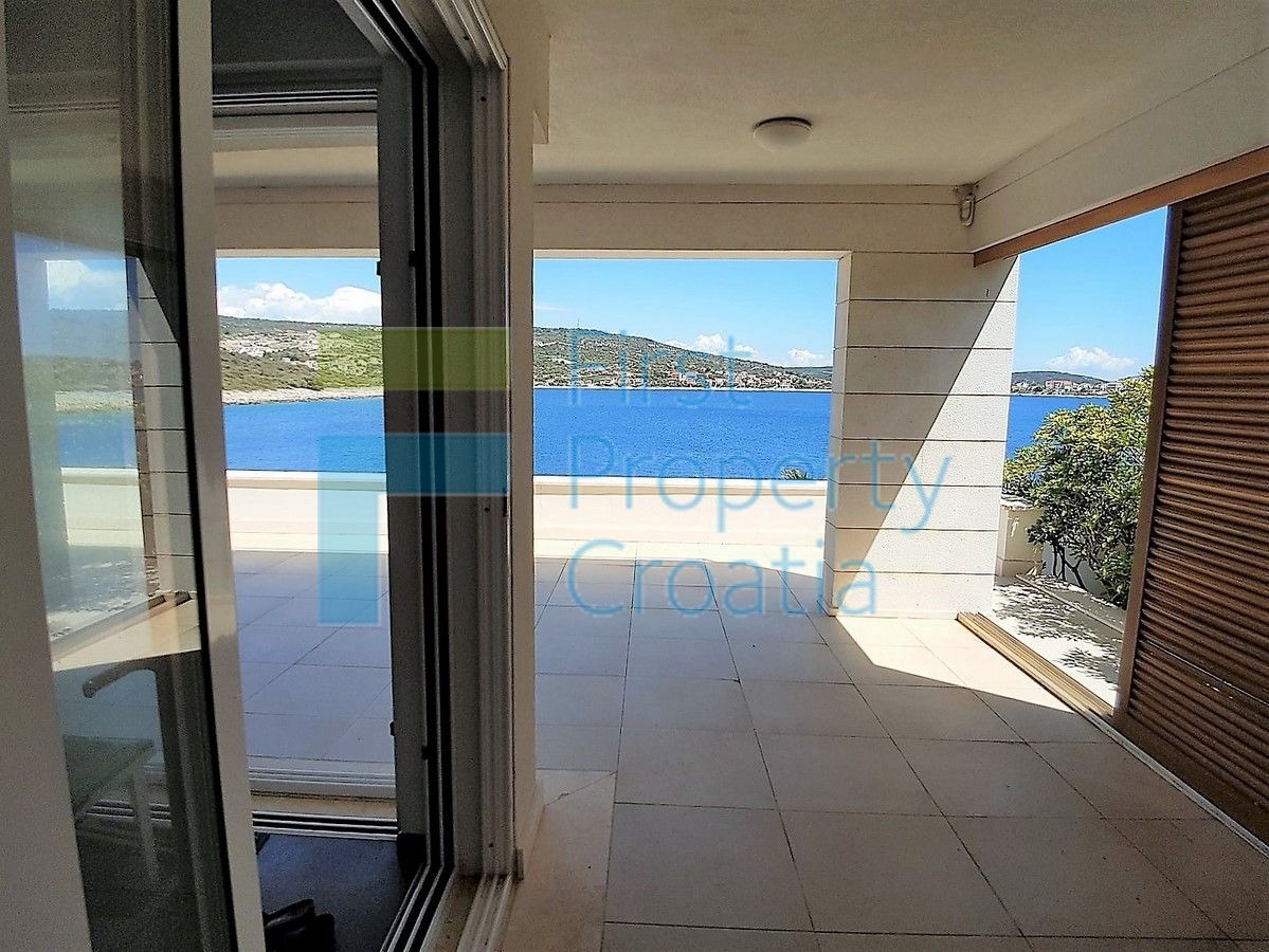 RG1406 – Vila prvi red do mora u okolici Rogoznice, na prodaju