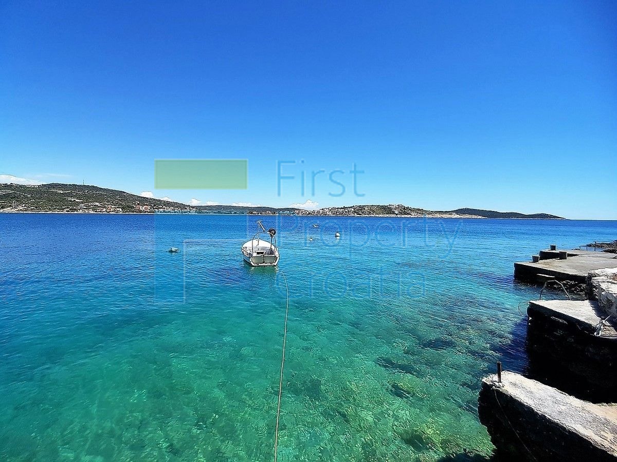 RG1406 – Vila prvi red do mora u okolici Rogoznice, na prodaju