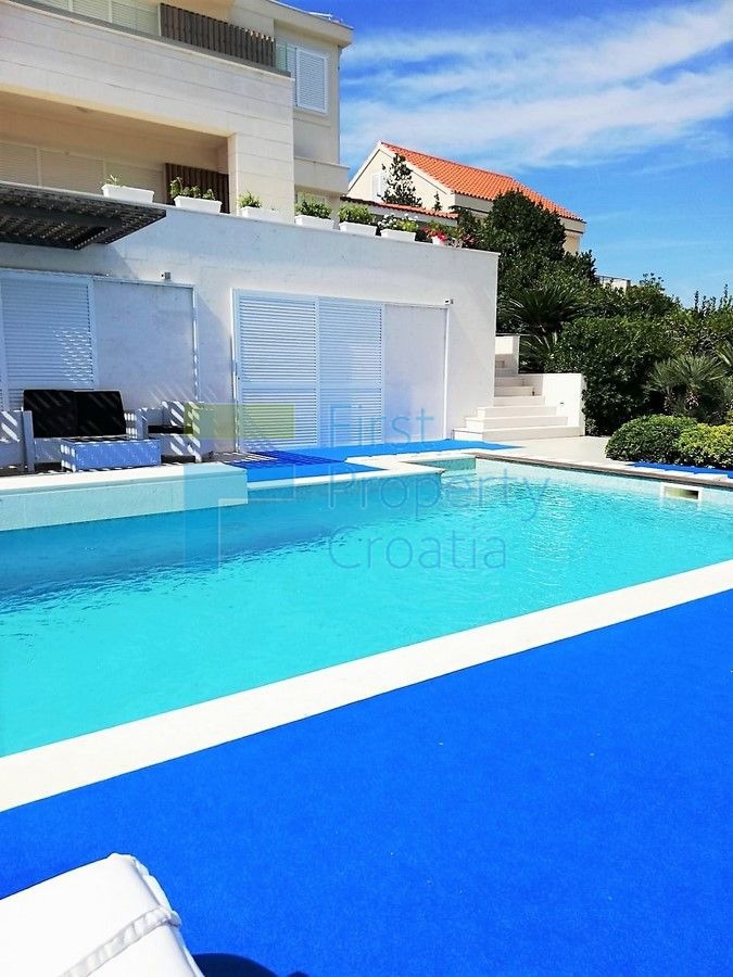 RG1406 – Vila prvi red do mora u okolici Rogoznice, na prodaju