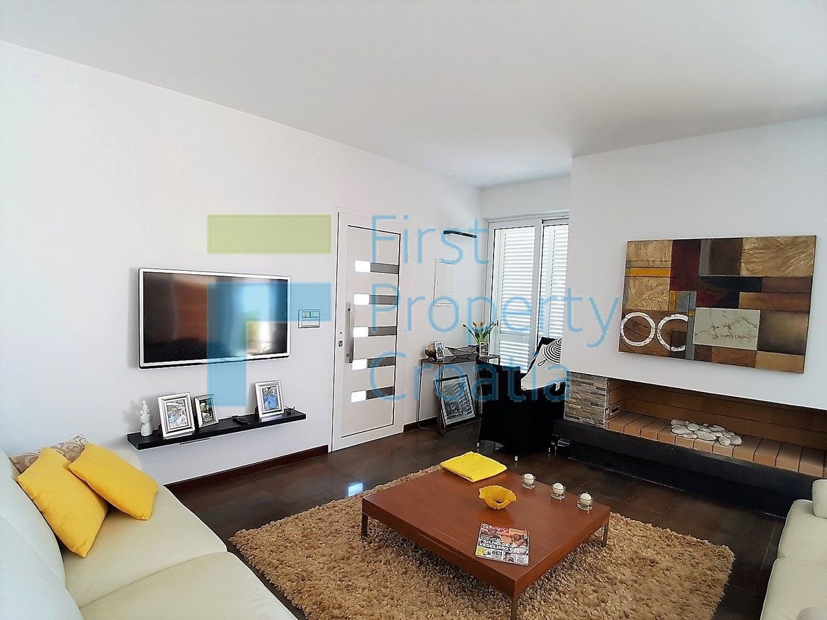 RG1406 – Vila prvi red do mora u okolici Rogoznice, na prodaju