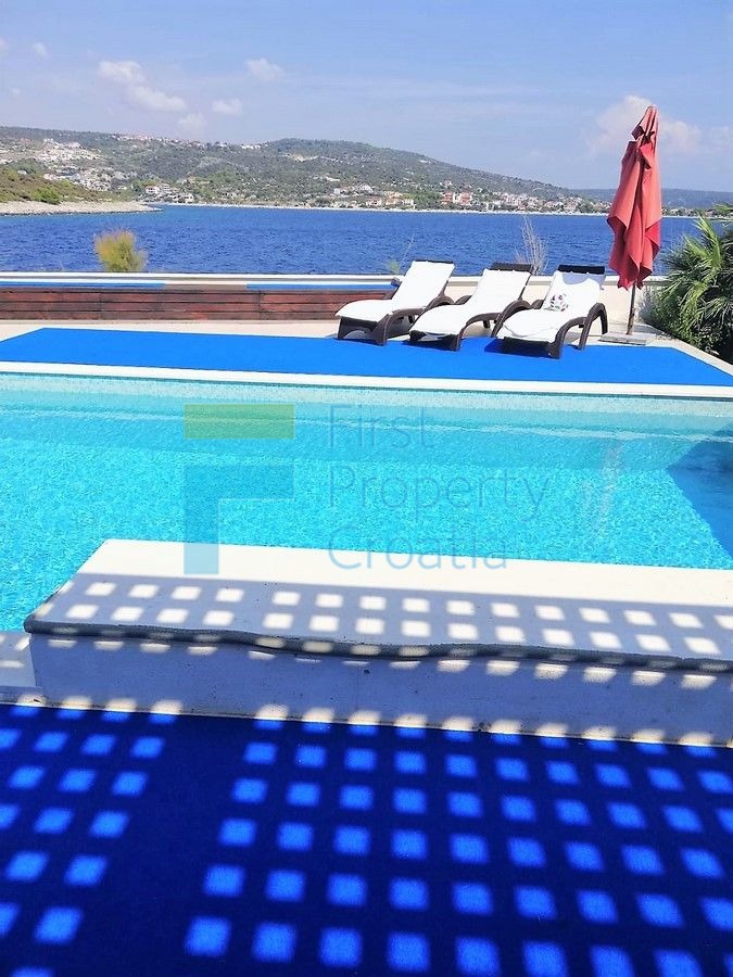 RG1406 – Vila prvi red do mora u okolici Rogoznice, na prodaju